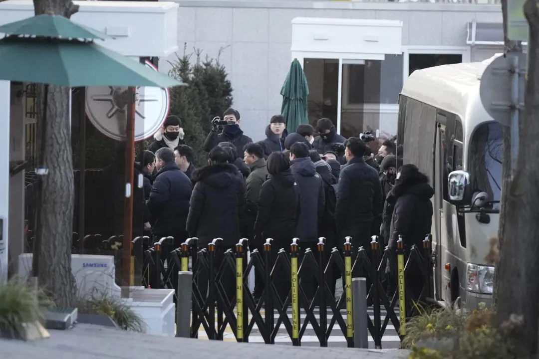 當地時間3日上午，150名檢警在尹錫悅官邸門口和護衛隊發生對峙。（圖／美聯社）