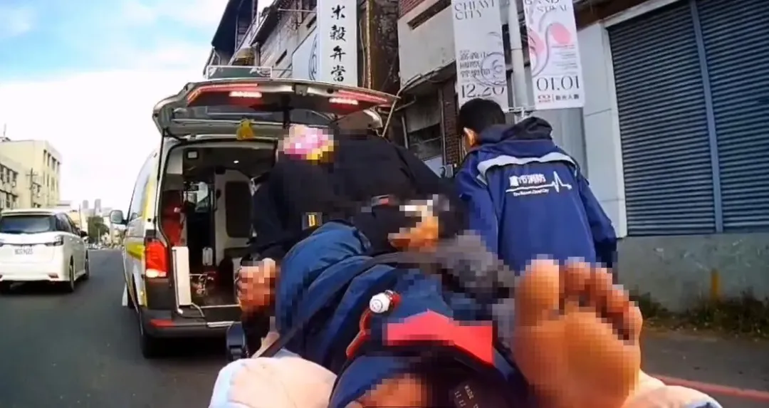 騎士被送醫治療。（圖／翻攝畫面）