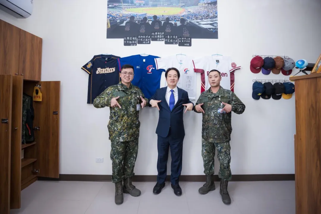 總統參觀清泉崗營區官兵寢室。(圖/總統府)