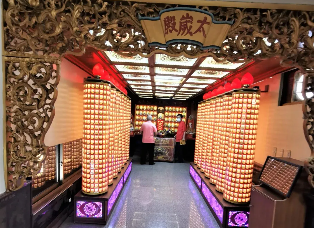 傳統習俗有點光明燈、太歲燈「安太歲」的習俗，民俗專家楊登嵙表示，正月8日子時進入9日時段很適合點光明燈。（圖／楊登嵙提供）