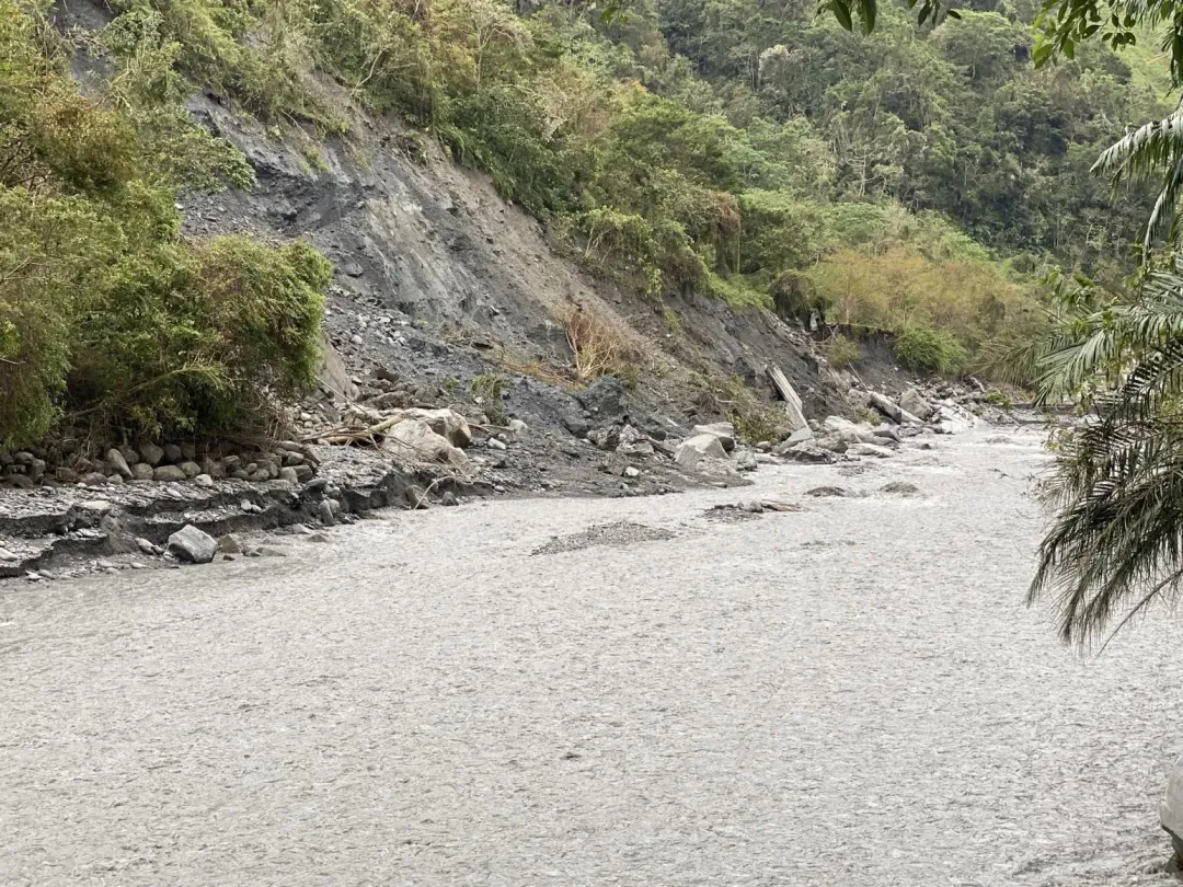 受 0403地震及颱風影響，園區環山環溪步道及自然景觀 嚴重受損、遊客銳減。（圖／林業署花蓮分署提供）