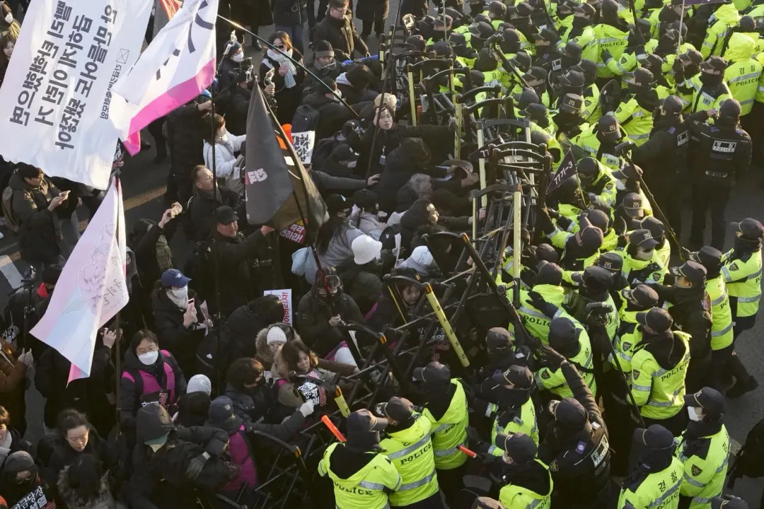 當地時間3日，要求彈劾尹錫悅的南韓民眾在向總統官邸行進時與警方發生衝突。（圖／美聯社）