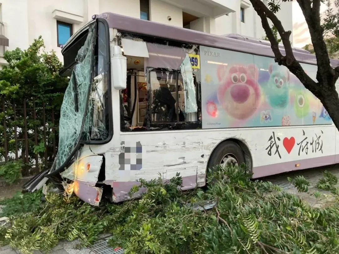台南公車與小貨車疑似未減速在路口相撞後，再衝撞民宅。（圖／翻攝畫面）