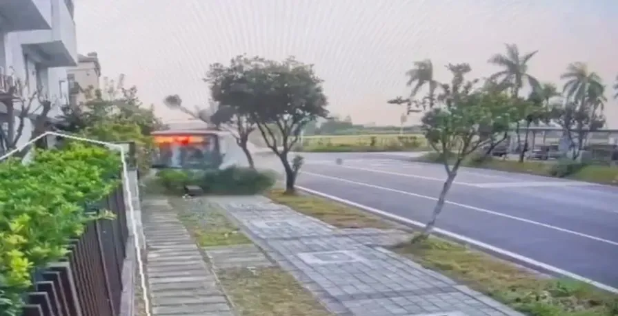 台南公車與小貨車疑似未減速在路口相撞後，再衝撞民宅。（圖／翻攝畫面）