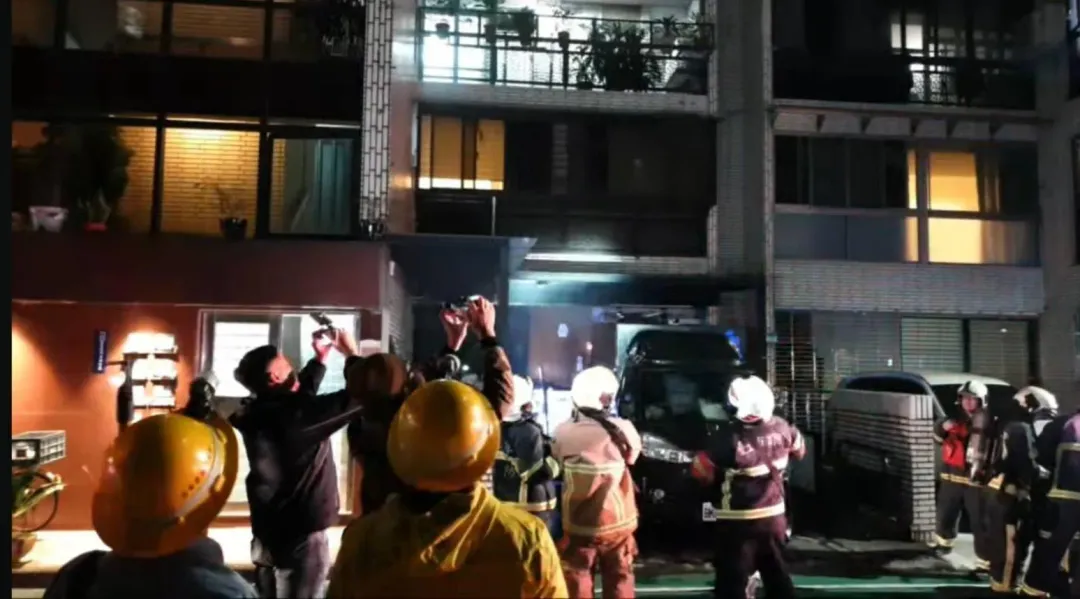 北市松山區一棟公寓凌晨發生火警。(圖/消防提供)