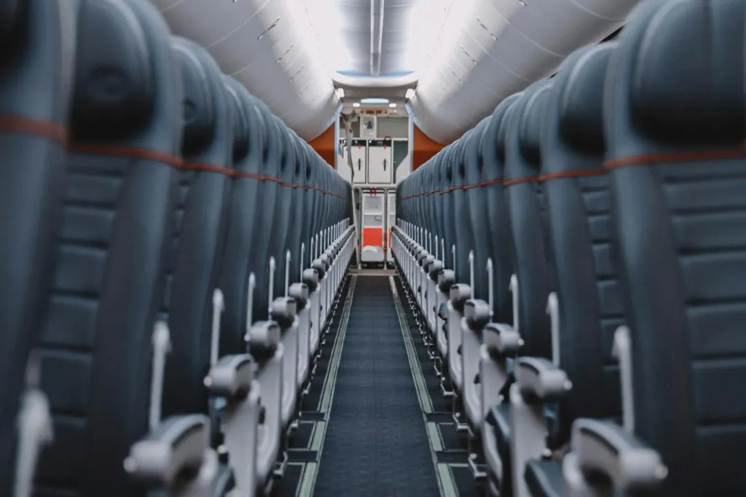 一名美籍空服員分享在飛機上點餐時,盡量別點咖啡。(示意圖/pexels)