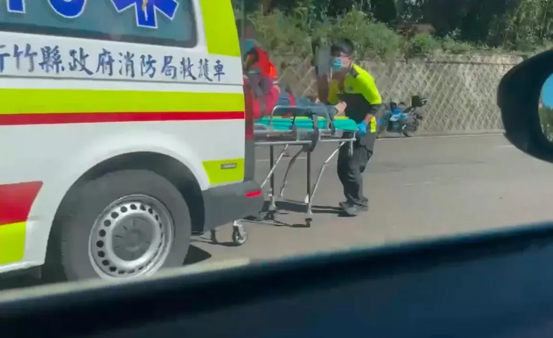 救護人員將傷者送醫。(圖/記者爆料網)