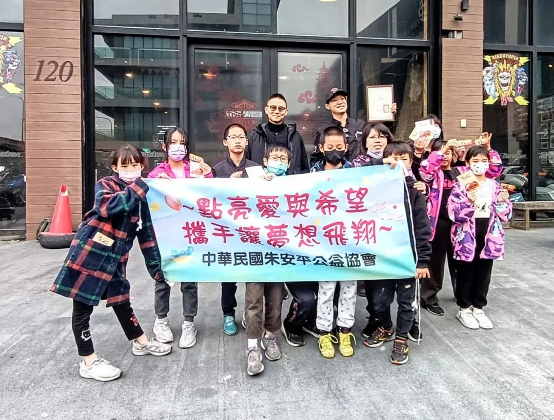 平鎮小衛星孩子們與公益協會理事長朱康震以及哈雷桃園店Eden大哥哥合影留念。（圖／朱安平公益協會提供）