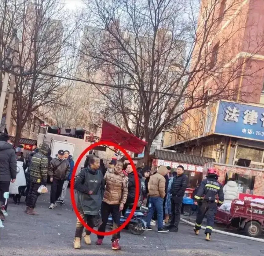 商家逃生，臉部被燻黑羽絨外套被燒。（圖／翻攝微博）