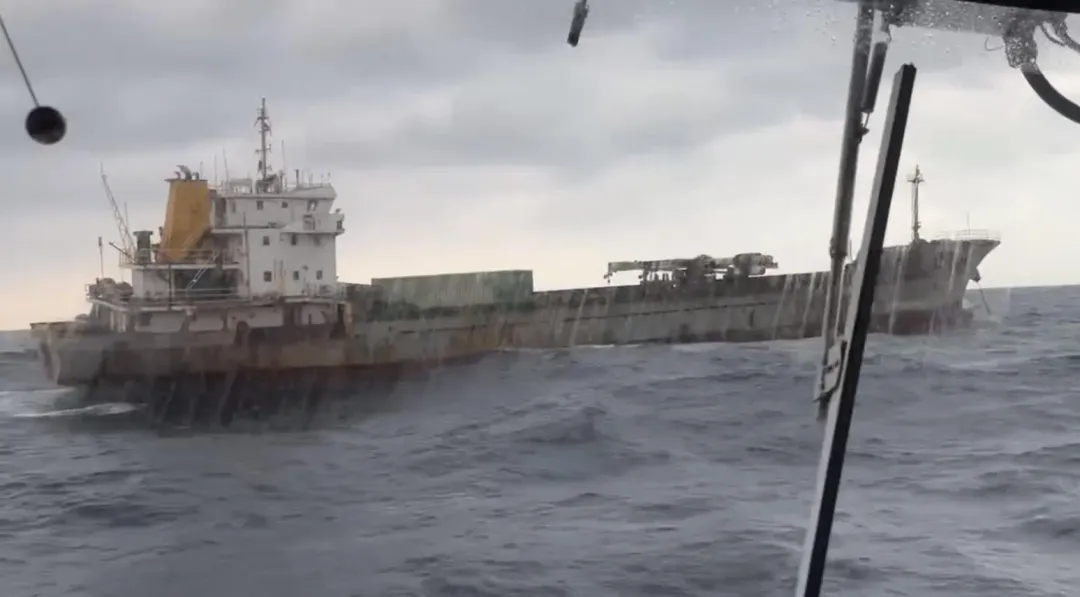 疑似勾斷我國海底電纜的喀麥隆籍SHUNXIN39號。(圖/海巡署)