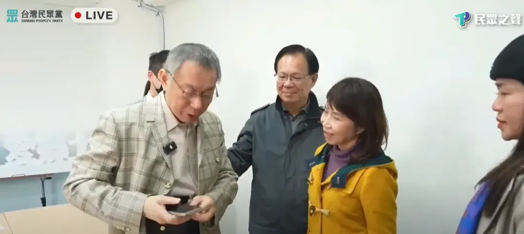 柯文哲1日在中央黨部召開擴大中央委員會議，請辭黨主席，他會後一一和民眾黨幹部握手和擁抱致意。（圖取自民眾黨YT）