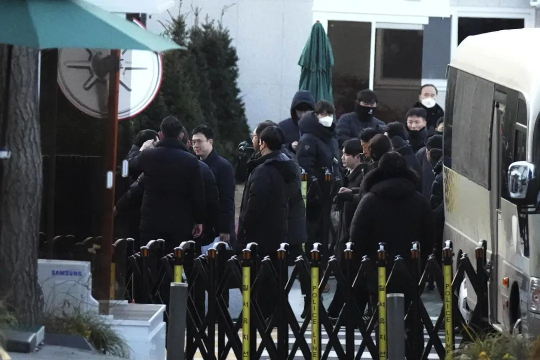 高級公職人員犯罪調查處3日抵達總統官邸準備執行逮捕令。（圖／美聯社）