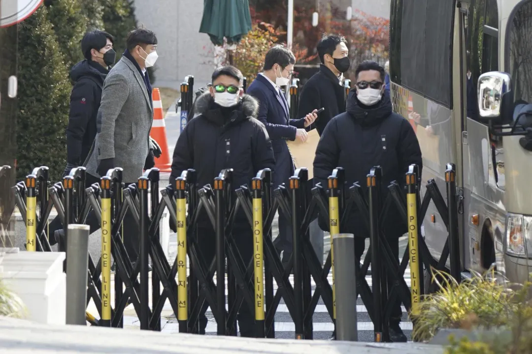 檢警經5個半小時對峙後，最終暫停執行逮捕離開官邸。（圖／美聯社）
