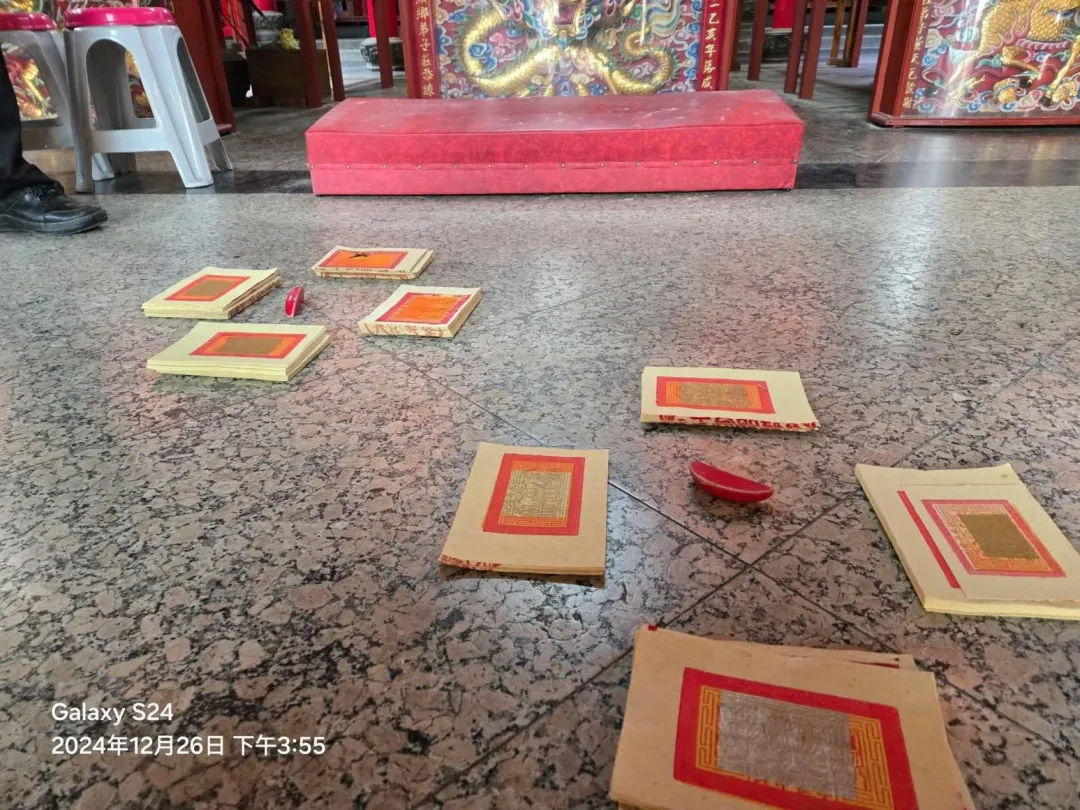 廟方以金紙圍住木筊。(圖/翻攝自金門浯島城隍廟臉書)