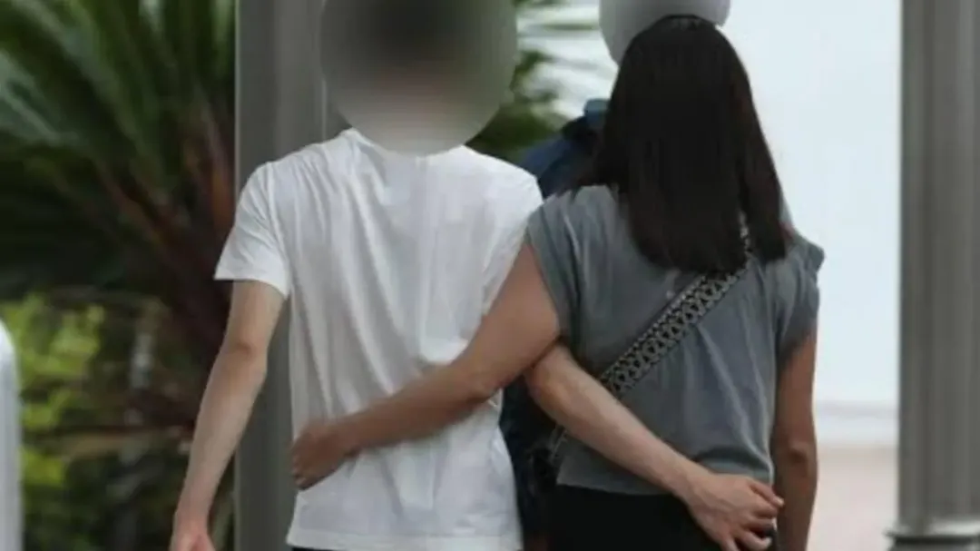安藤美姬去年被拍到與未成年徒弟約會。(圖/翻攝自社群平台X)