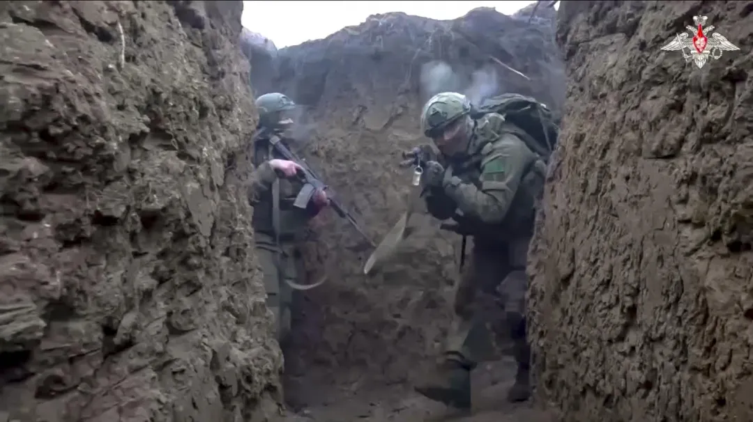 據指俄軍在過去2天內的兵力損失達1510人。圖為俄軍在一處秘密地點參加突擊部隊的戰鬥訓練。（圖／美聯社）