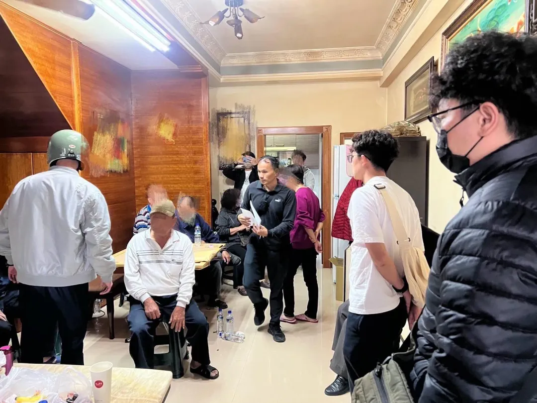 昨（4）日下午1時20分，岡山警方持搜索票前往岡山區竹圍北街一處民宅突襲搜索，當場逮捕負責人兼把風的63歲孫姓男子，以及賭客共22人。（圖/中天新聞）