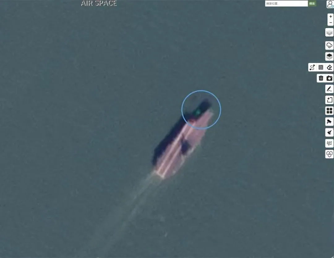 最新衛星照顯示福建艦甲板出現綠皮飛機。(圖/翻攝微博)