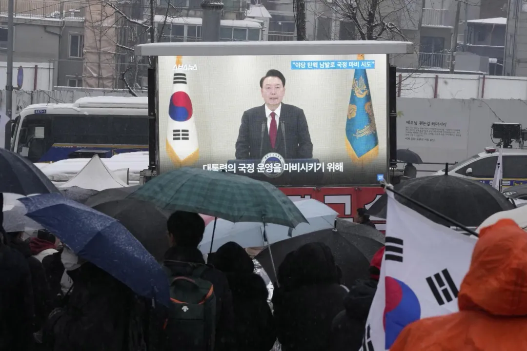 1月5日，南韓總統官邸附近的螢幕顯示了尹錫悅的圖像。尹錫悅支持者參加反對彈劾的集會。（圖／美聯社）