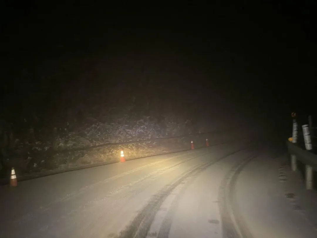 警方表示，目前合歡山武嶺、松雪樓地區降雪，台14甲線水晶宮30.7K因路面有結冰或積雪狀況。（圖/翻攝自「台灣追雪團」臉書社團）