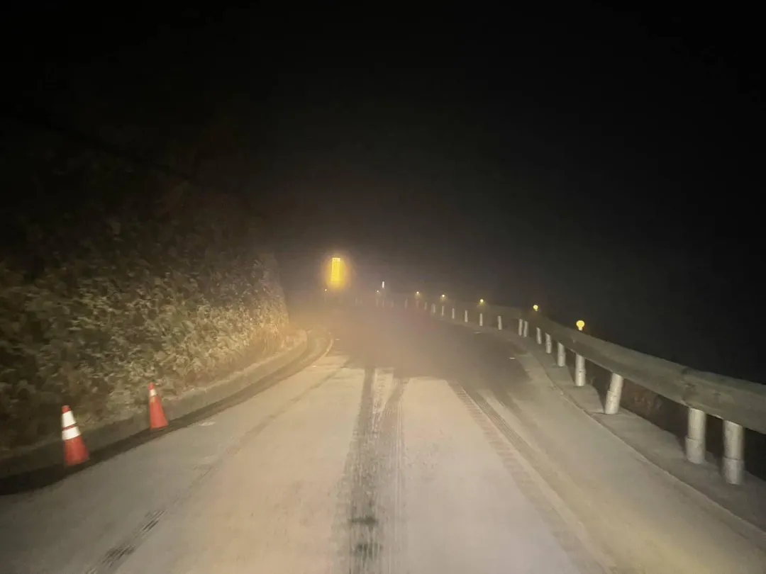 合歡山武嶺、松雪樓今入夜降雪霰，棧道地面披白紗，上頭一片雪白。（圖/翻攝自「台灣追雪團」臉書社團）