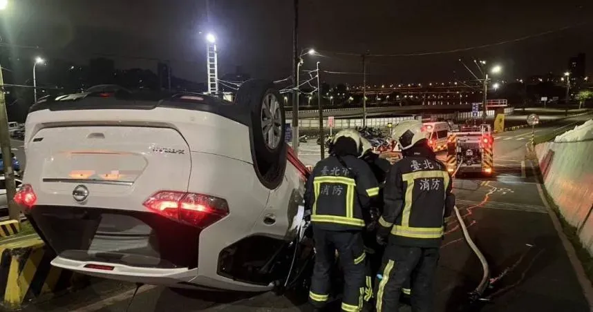 北市士林區百齡橋河濱公園6日凌晨發生女子駕車自撞翻覆事故。(圖/翻攝畫面)