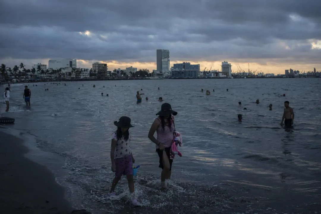 科學家研究指海洋低空雲減少加劇暖化。圖為2024年6月15日，民眾在熱浪中沿著墨西哥維拉克魯茲海岸散步消暑。（圖／美聯社）
