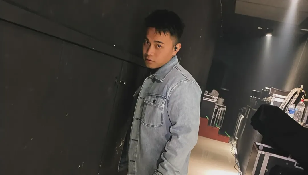 邱軍車禍後不到12小時還開工，錄製除夕特別節目。（圖／翻攝臉書 邱軍）