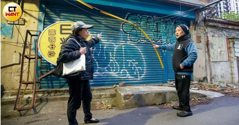 親仁里居民林瑞英（左）和鄰居邱先生是僅存的三戶弱勢戶之二，他們直指地主新竹縣政府拆屋興訟不斷，在地的新竹市政府也助攻把市民逼得走投無路，農曆新年能否在家過？他們沒有把握。（圖／ctwant）