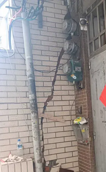 新北三重新建案地基開挖引發鄰居房屋牆壁裂開。（ 圖／翻攝畫面）