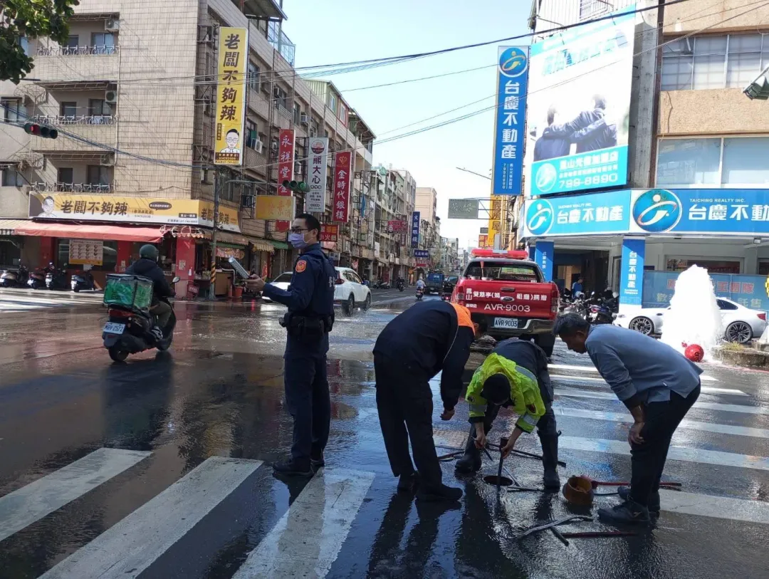 事故現場無人受傷、駕駛無酒精反應，員警立即交通疏導並通知消防隊前來檢視、自來水公司到達，於12時許員警俟現場狀況排除後始離去。（圖/警方提供）