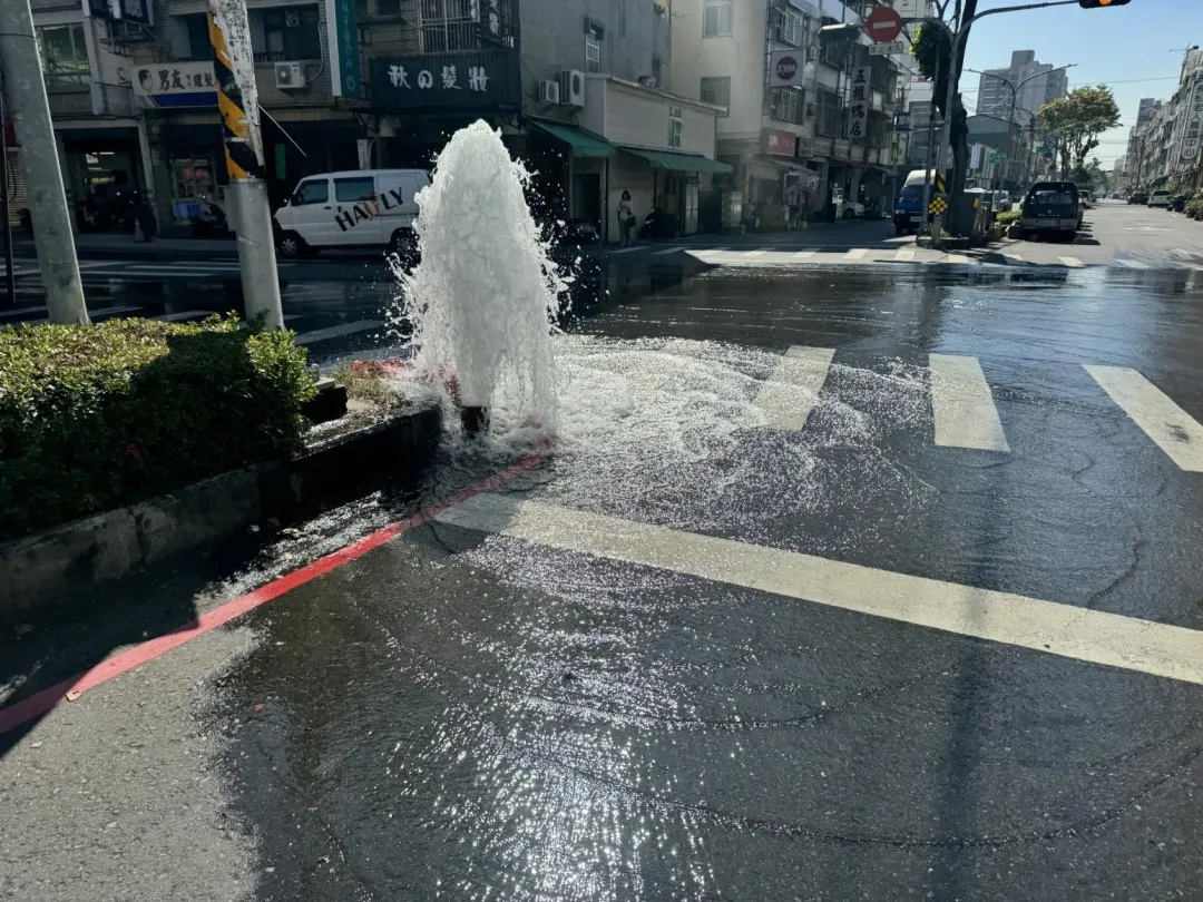 6日10時許，61歲許姓男子駕駛自小貨車於五權、光復路口迴轉時，不慎擦撞分隔島旁消防栓，導致馬路瞬間變成「噴泉」。（圖/警方提供）