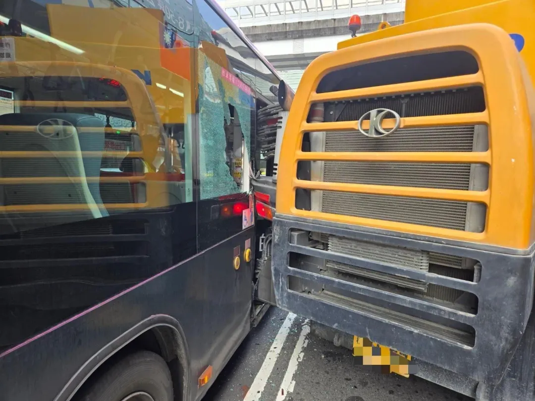 孫男駕駛吊臂車進加油站時,未注意擦撞公車造成乘客一對母子受傷送醫。(圖/翻攝畫面)