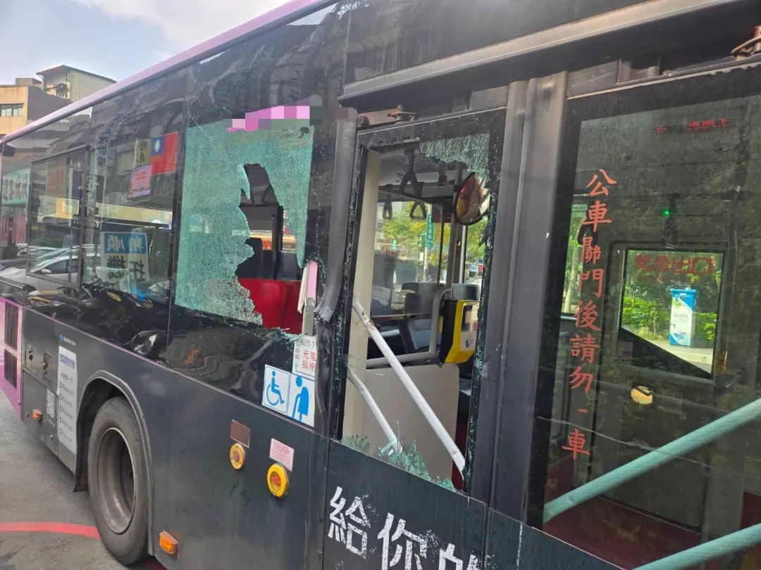 孫男駕駛吊臂車進加油站時,未注意擦撞公車造成乘客一對母子受傷送醫。(圖/翻攝畫面)