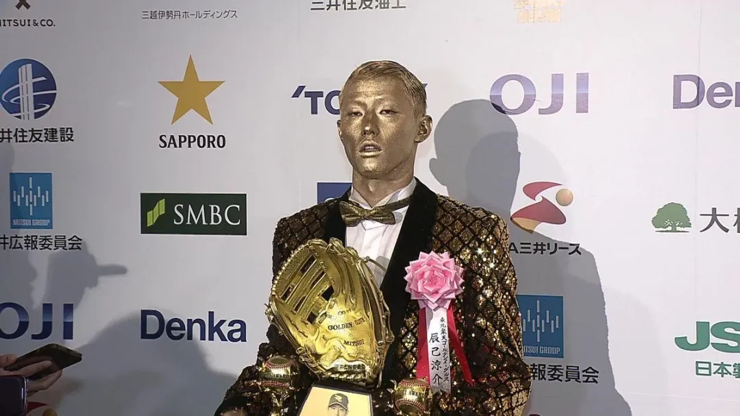 辰己涼介出席頒獎典禮頻頻變裝。（圖／翻攝自日本電視台）
