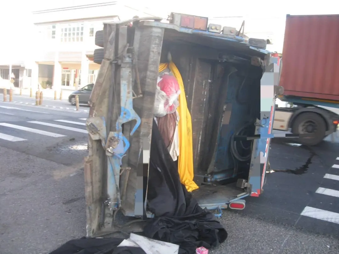 台中一台聯結車不慎撞上停在路口欲左轉的垃圾車,導致垃圾車翻車。(圖/中天新聞)