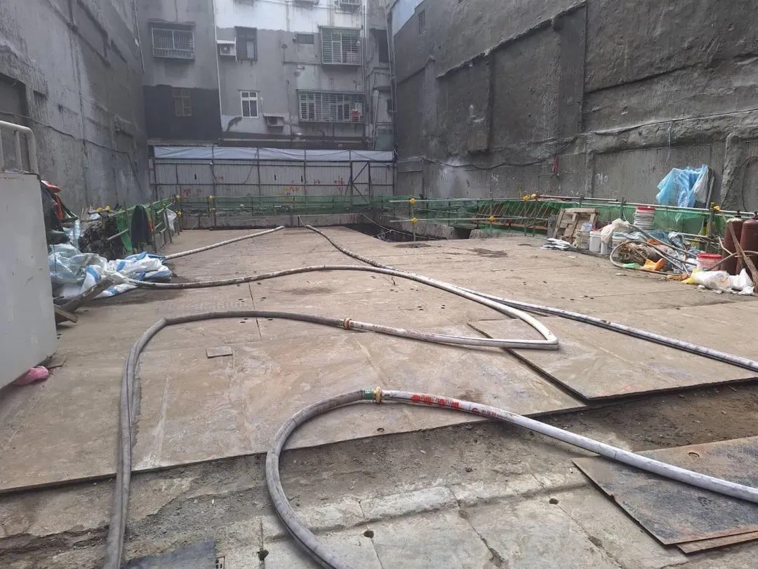 新北市三重區六張街一處建案工地疑因開挖地基後,造成隔壁緊鄰的3樓公寓傾斜龜裂。(圖/翻攝畫面)