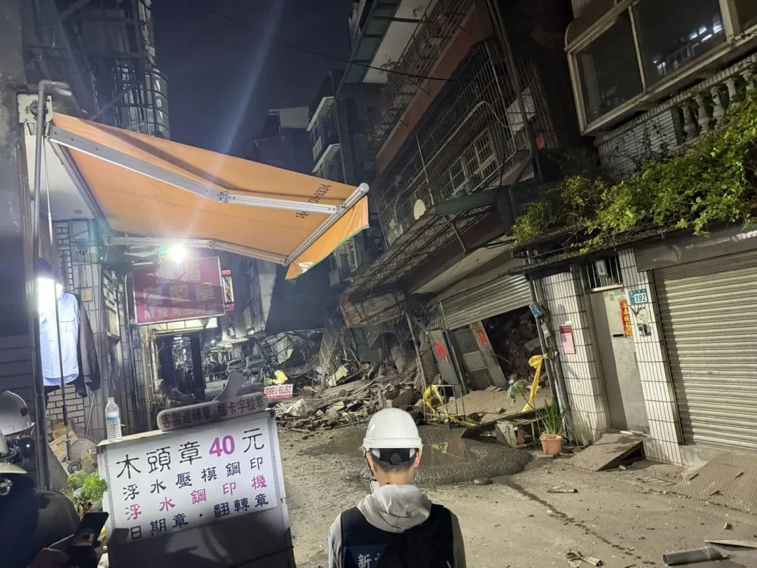 新北市三重區六張街一處建案工地疑因開挖地基後，造成隔壁緊鄰的3樓公寓傾斜龜裂。（圖／翻攝畫面）
