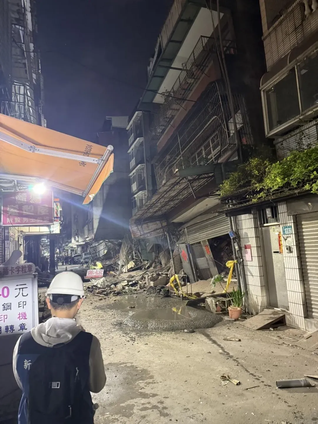 新北市三重區六張街一處民宅因建案開挖基地造成倒塌。（圖／翻攝畫面）
