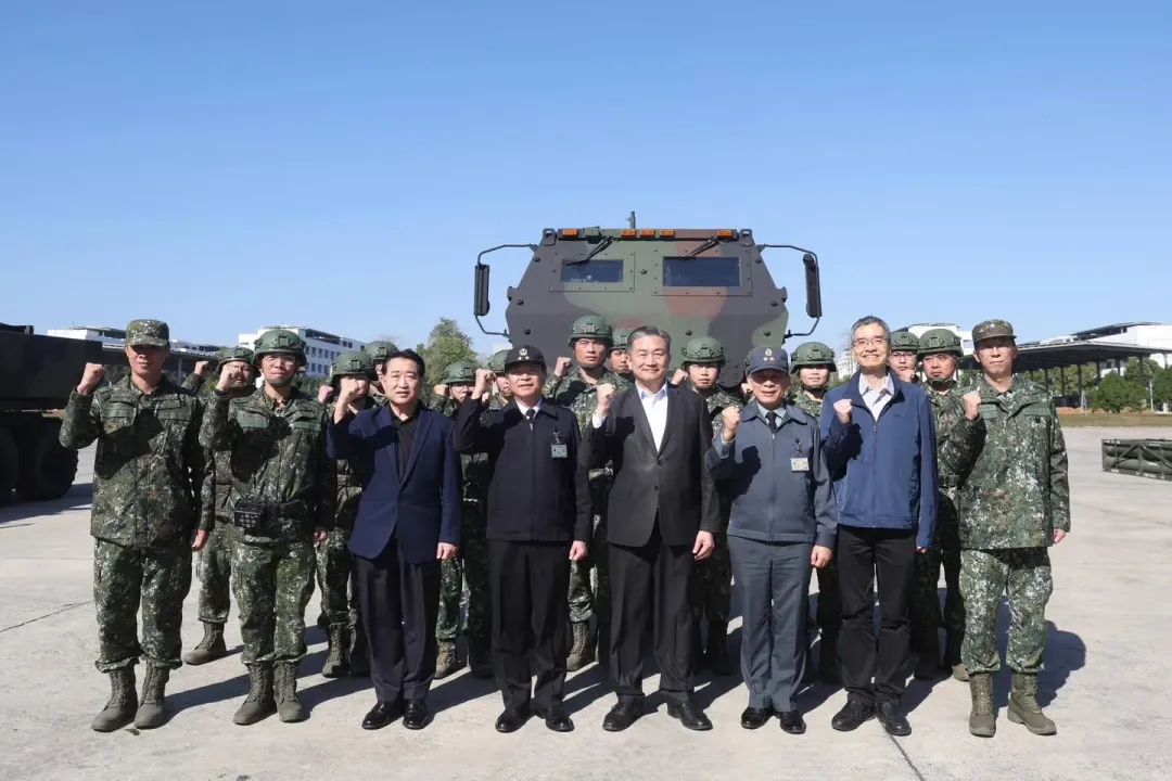 立委王定宇視察陸軍的高機動砲兵火箭系統。(圖/截自王定宇臉書)