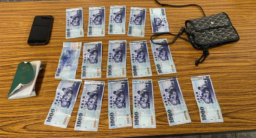 女遊客落入水中的包包被尋獲，裡面有手機、現金、護照。（圖／翻攝畫面）