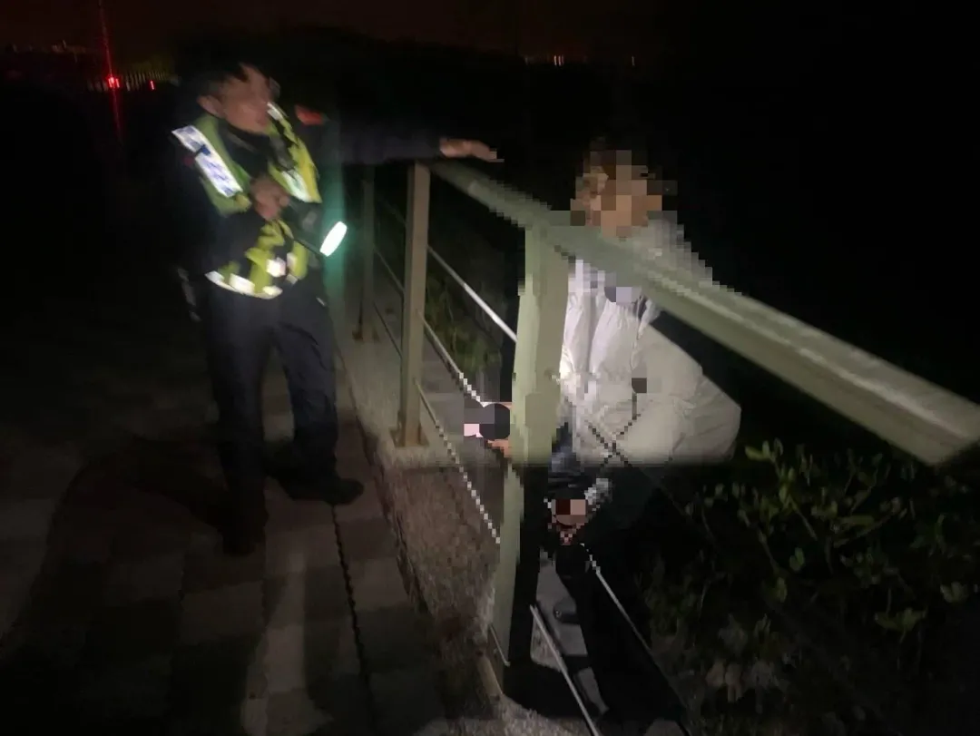 警消經過1個多小時搜索,終於發現黃男。(圖/翻攝畫面,下同)