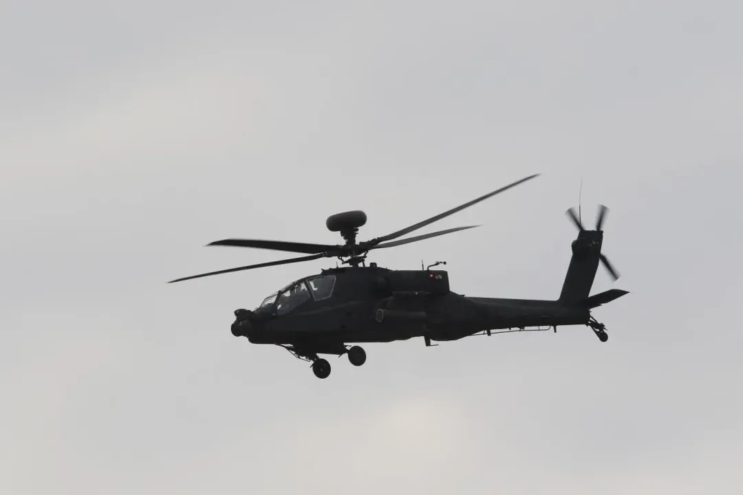 陸航的AH-64E攻擊直升機對地攻擊。(圖/宋玉寧攝)