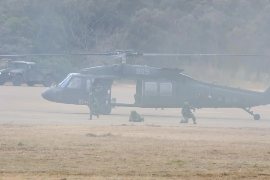 陸航的UH-60M直升機搭載特戰官兵機降。(圖/宋玉寧攝)