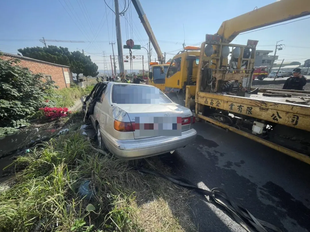 轎車被吊掛回地面。(圖/翻攝畫面)