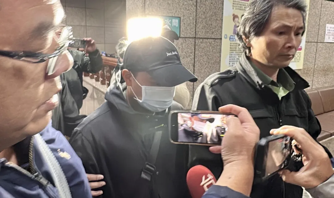 邱軍戴鴨舌帽口罩不發一語。（圖／塗豐駿攝）
