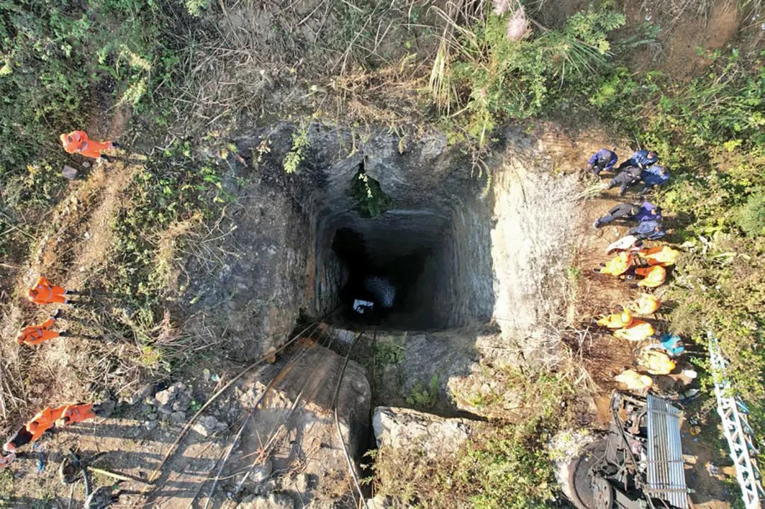 阿薩姆邦北卡查山縣一礦井被淹沒。（圖／美聯社）