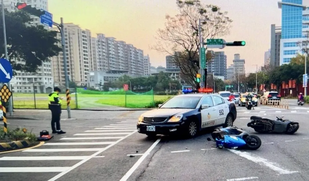 淡水昨日發生一起車禍。（圖／翻攝畫面）
