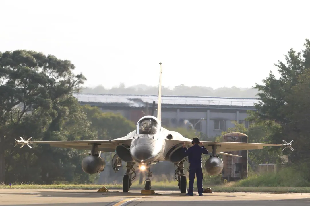 警戒機堡內的第3聯隊F-CK-1A MLU戰機，在機工長協助下準備起飛。(圖/宋玉寧攝)