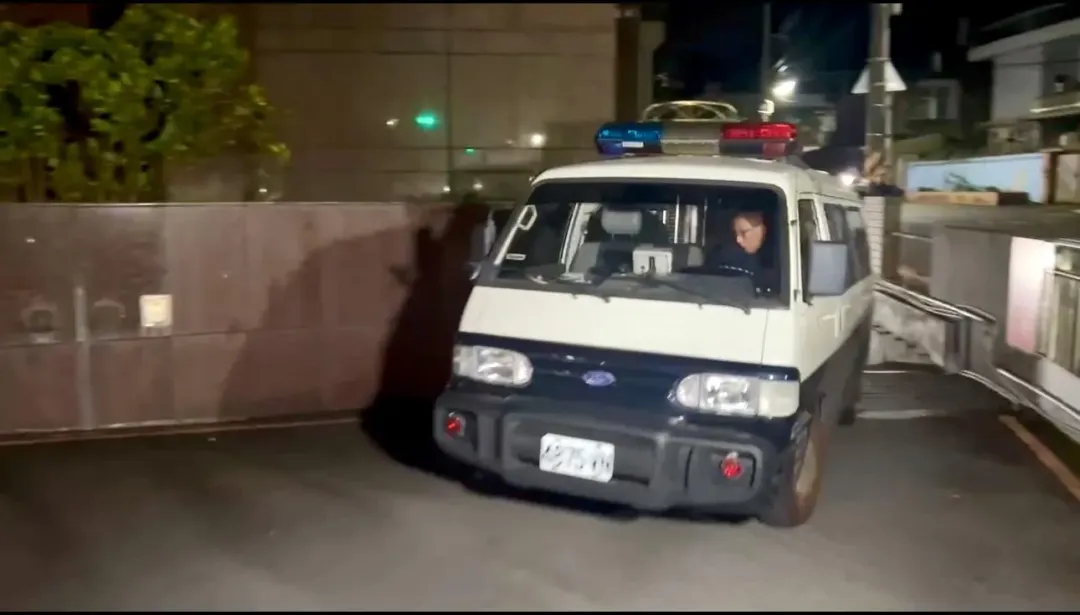 邱軍遭羈押禁見由囚車載往看守所。（圖／翻攝畫面）